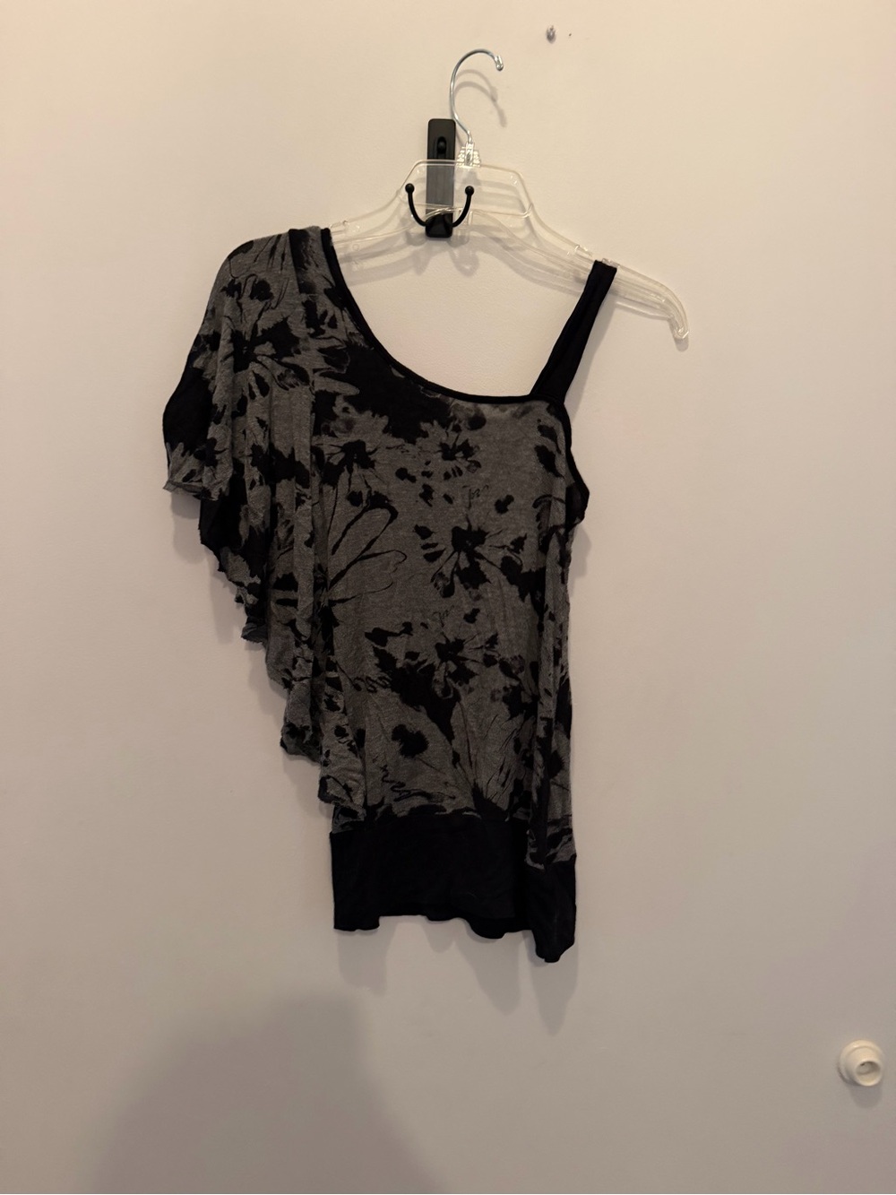 Wet Seal One-Shoulder Floral Ruffle Tank Top - Black & Gray